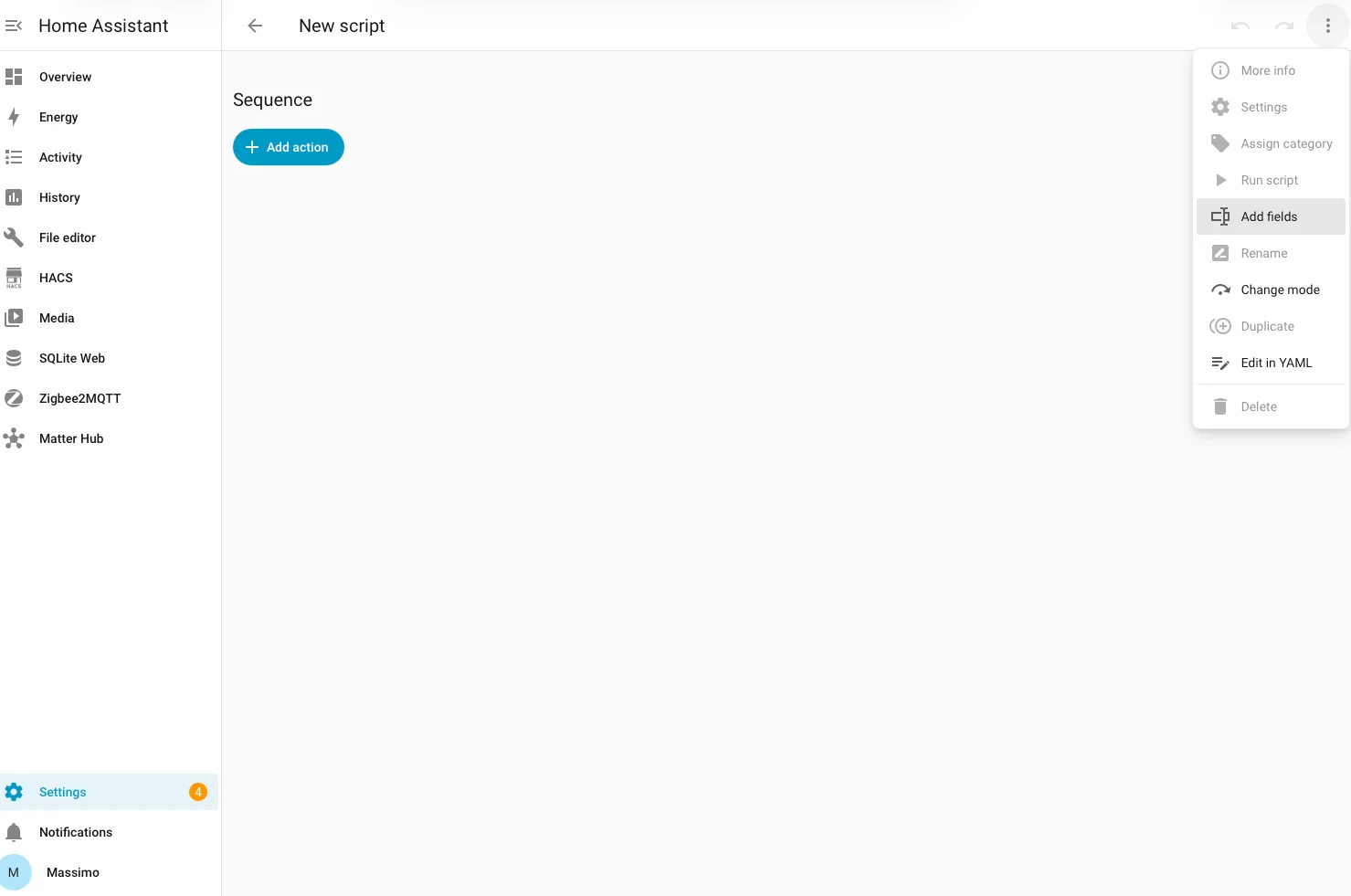 Menu a tre puntini dell'editor script con l'opzione Aggiungi campi evidenziata
