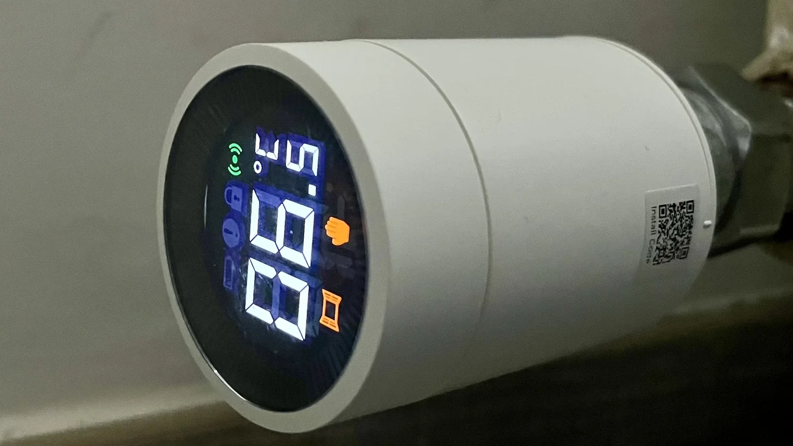 Aqara E1 montata sul termosifone in camera da letto