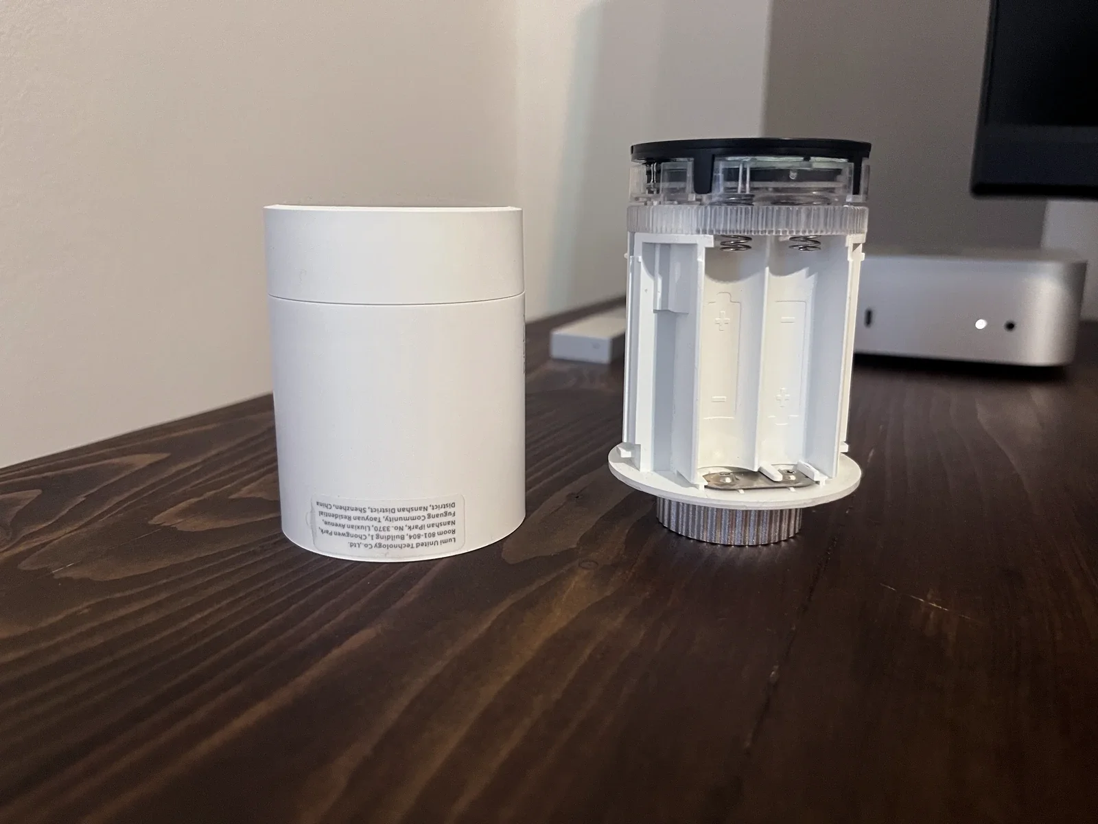Aqara E1 aperta, con il vano per le due batterie AA