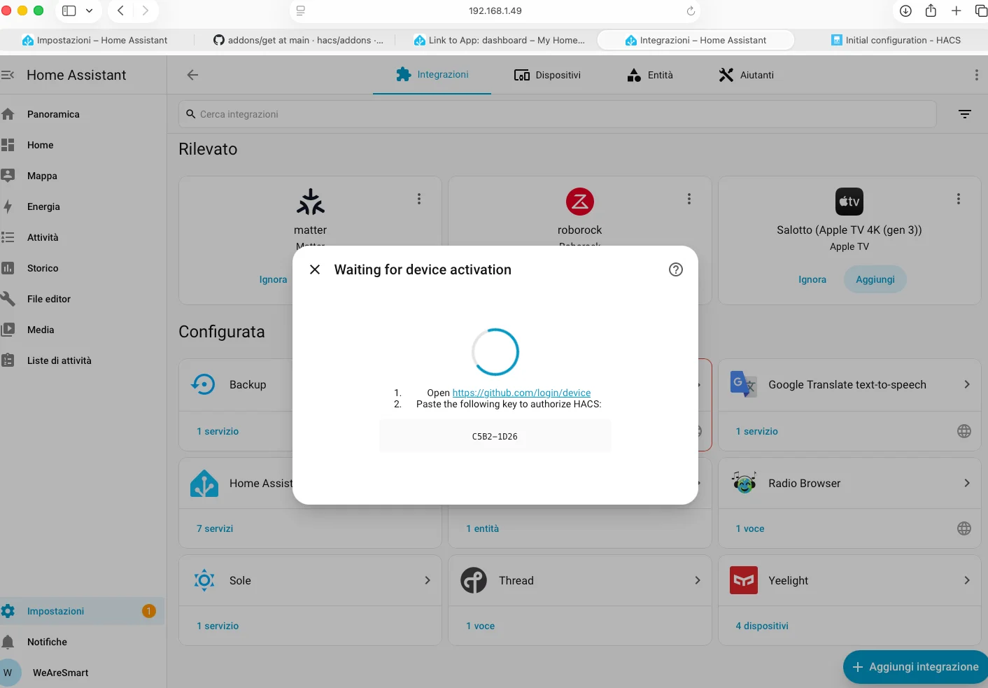 Schermata HACS 'Waiting for device activation' con codice di attivazione e link GitHub