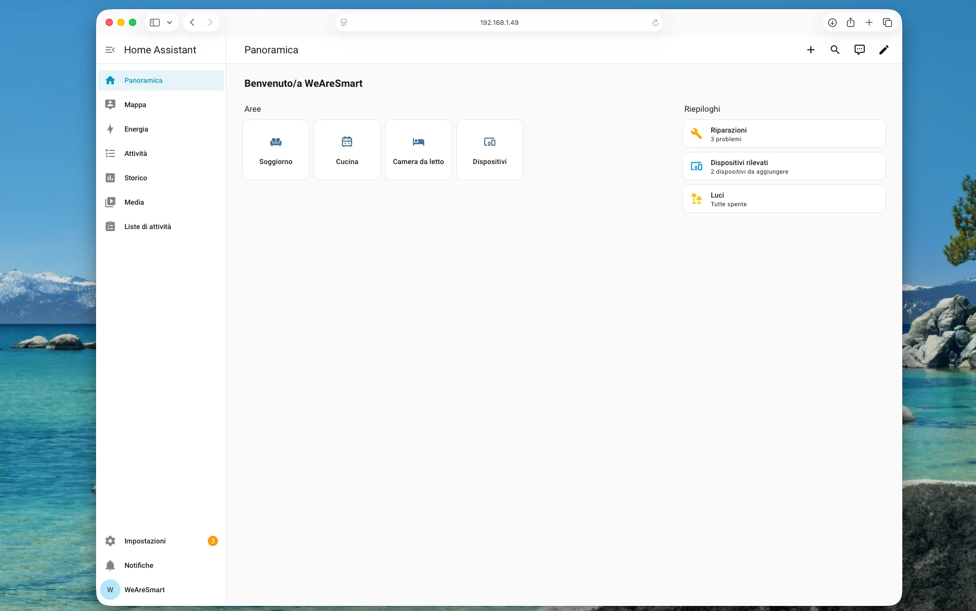 Dashboard Panoramica di Home Assistant con le aree Soggiorno, Cucina, Camera da letto e il riepilogo laterale con Riparazioni e Dispositivi rilevati