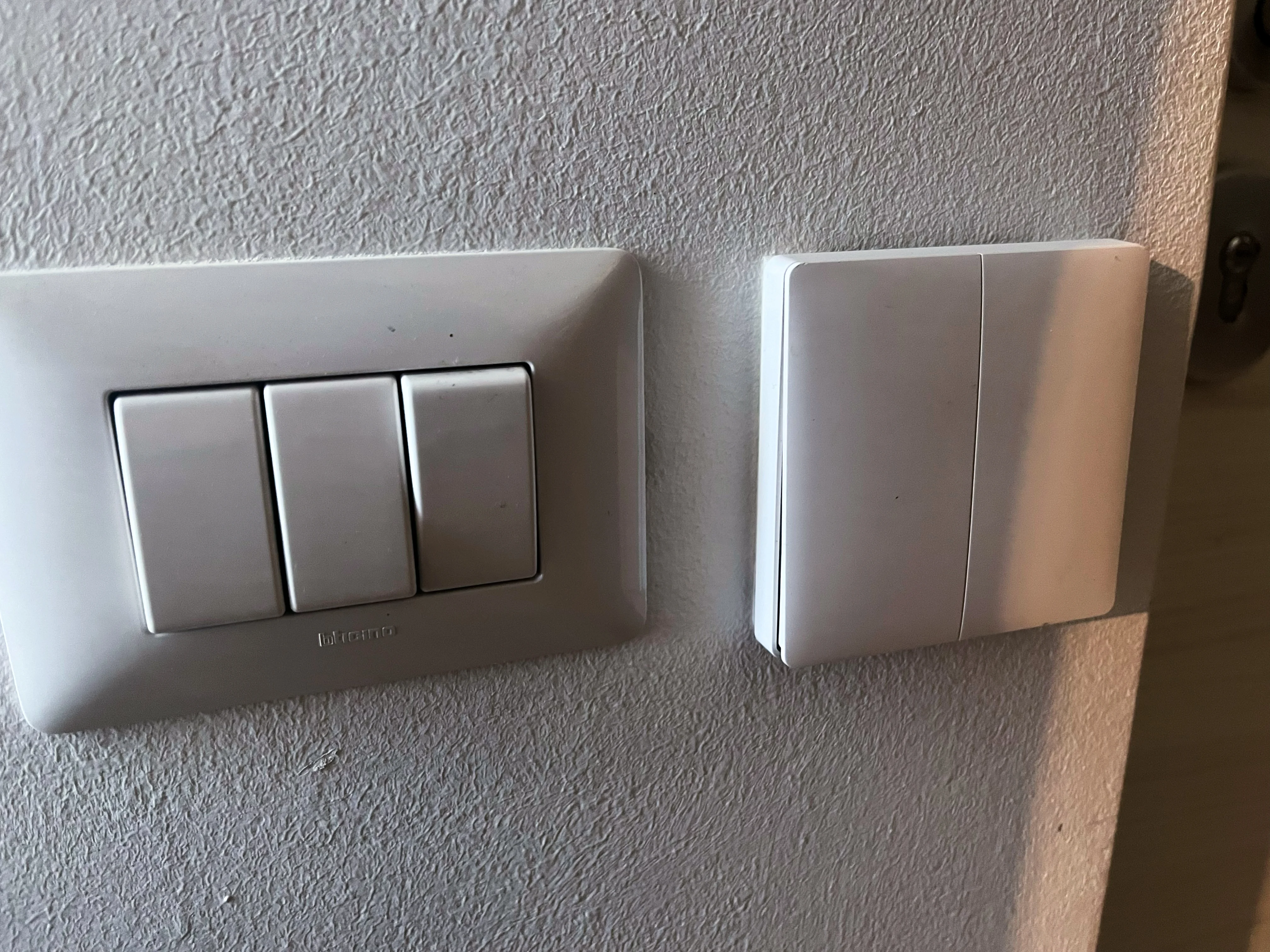 Pulsante Aqara wireless affiancato all'interruttore Bticino