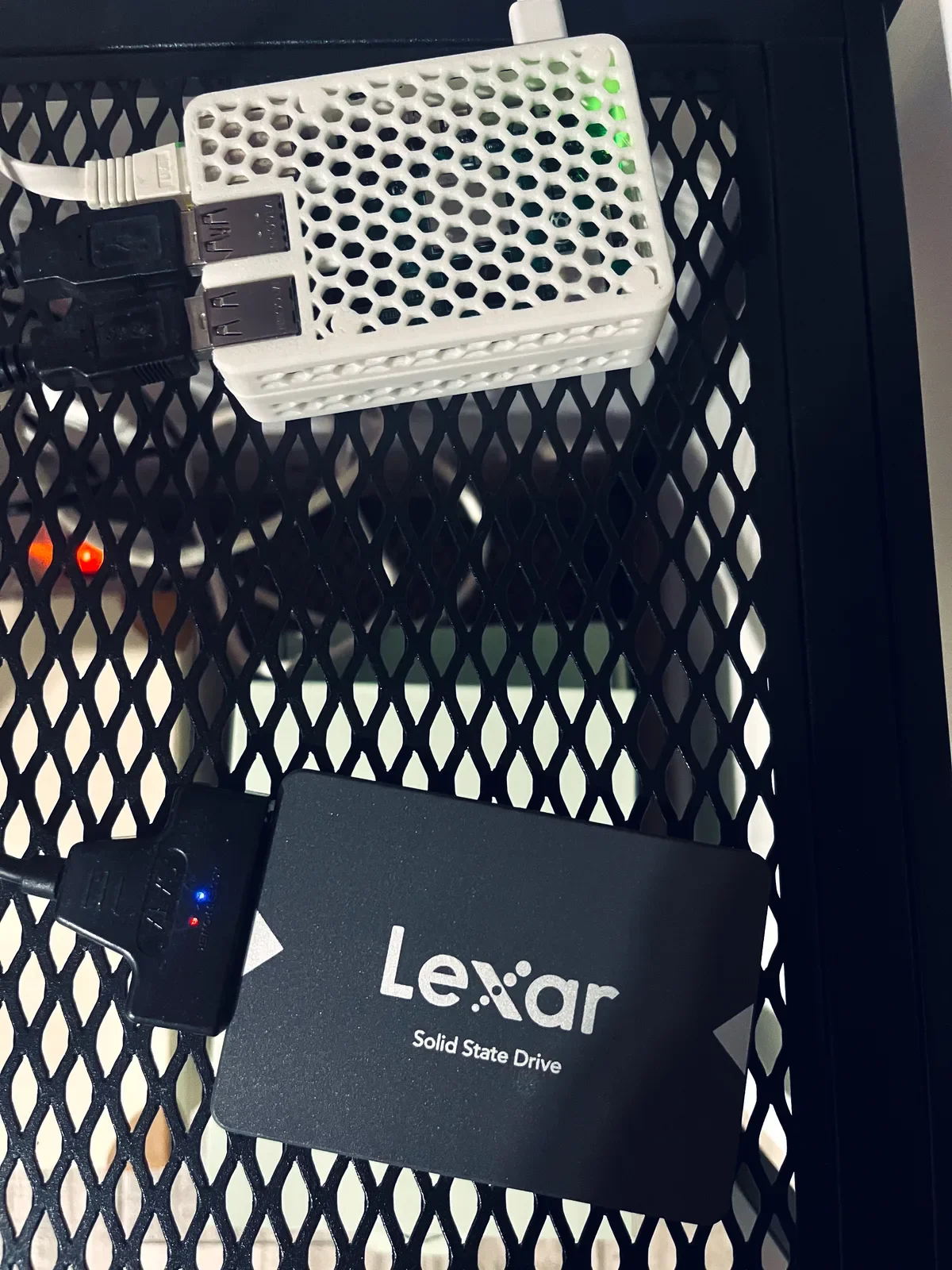 Raspberry Pi nel case collegato a un SSD Lexar tramite adattatore USB