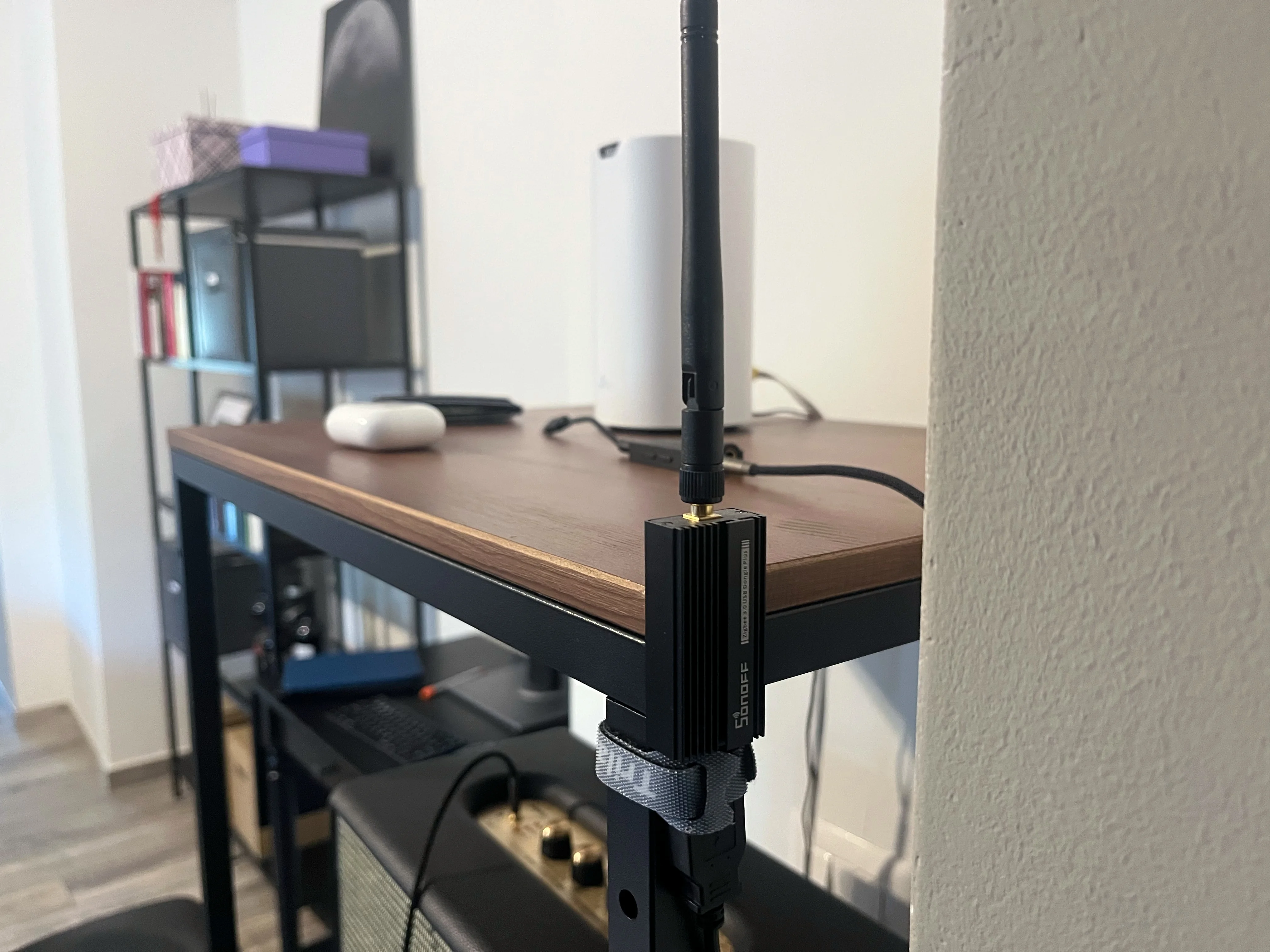 Dongle Zigbee Sonoff installato con antenna esterna per copertura ottimale