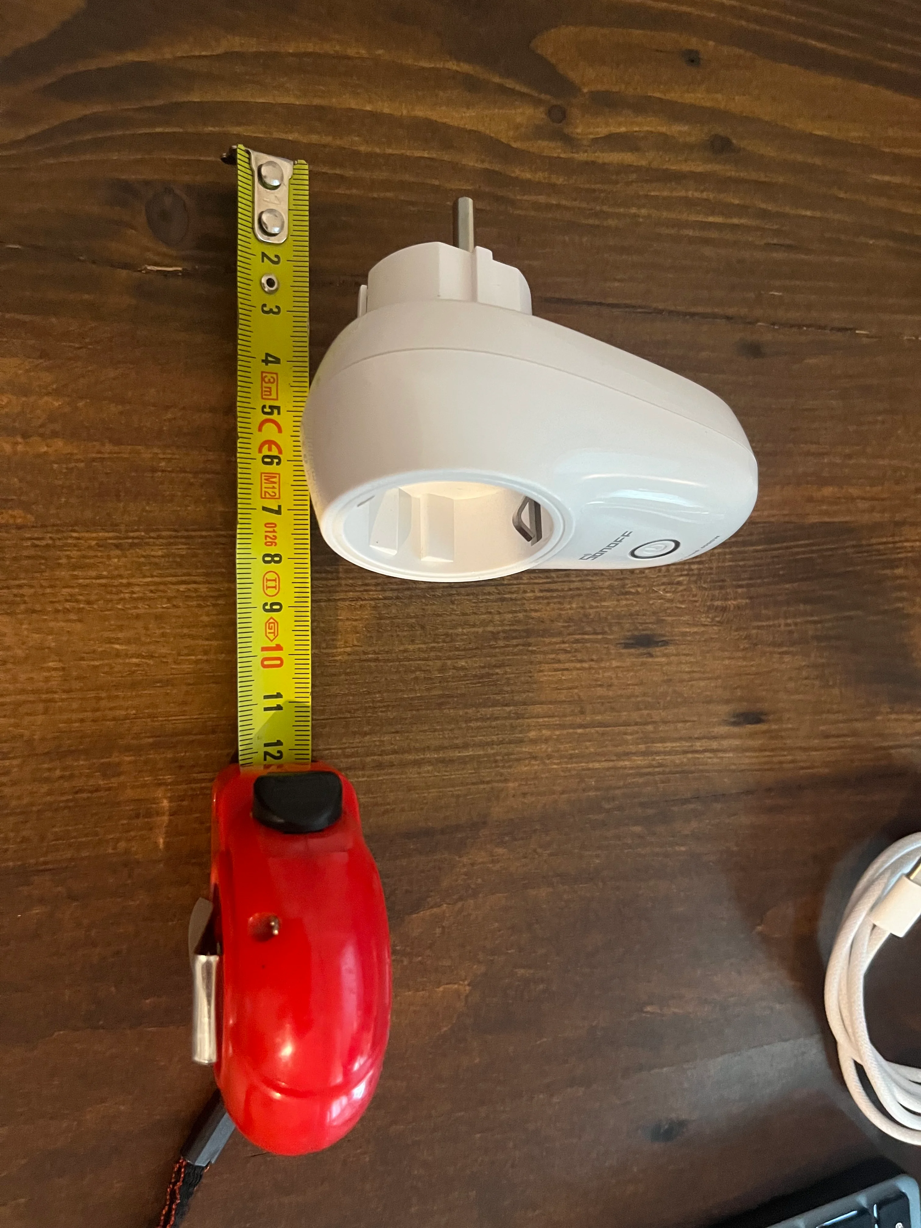 Presa smart Zigbee Sonoff S26R2ZB vista laterale con metro