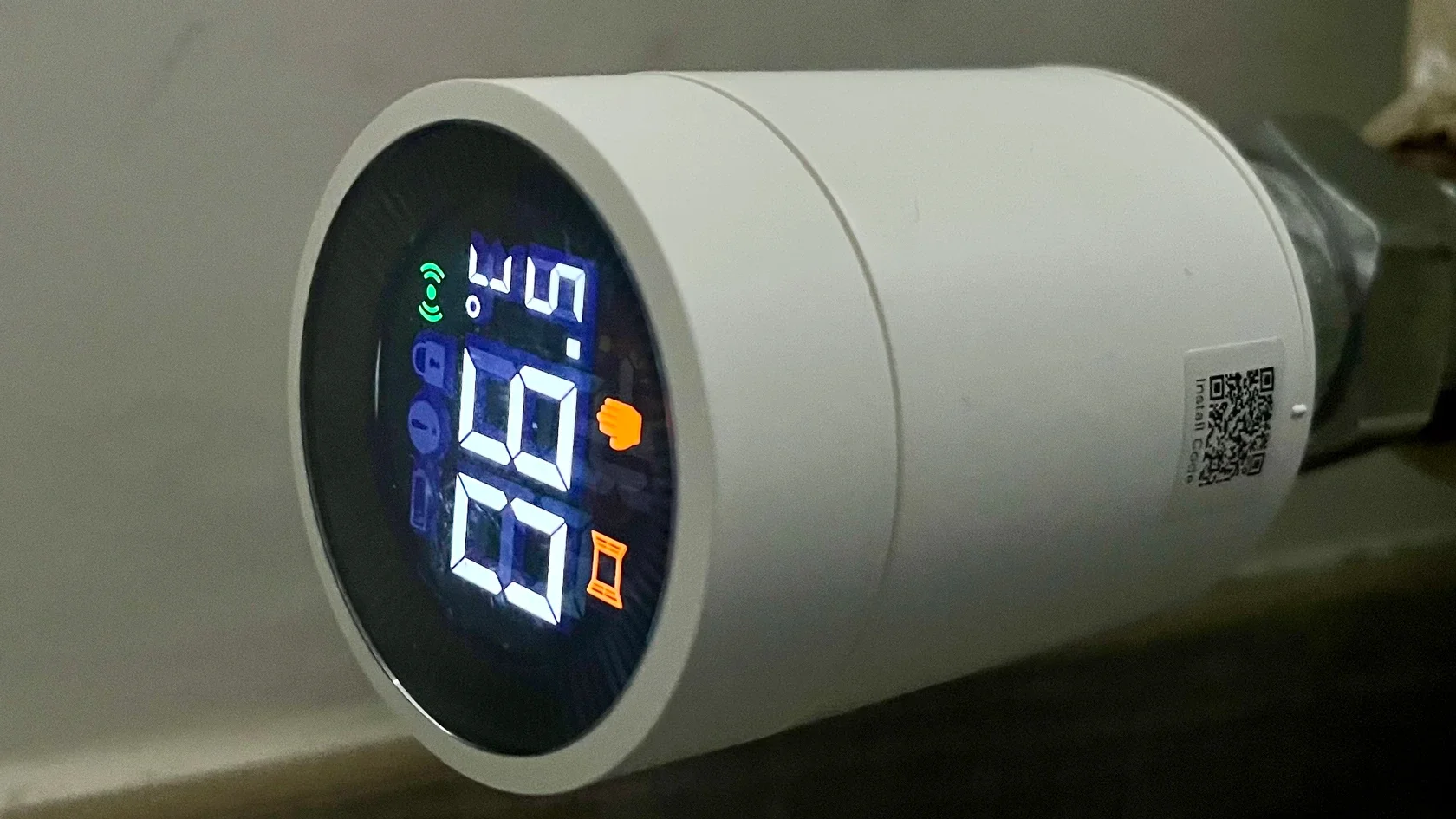 Valvola termostatica smart Aqara E1 montata su un radiatore, con il display acceso