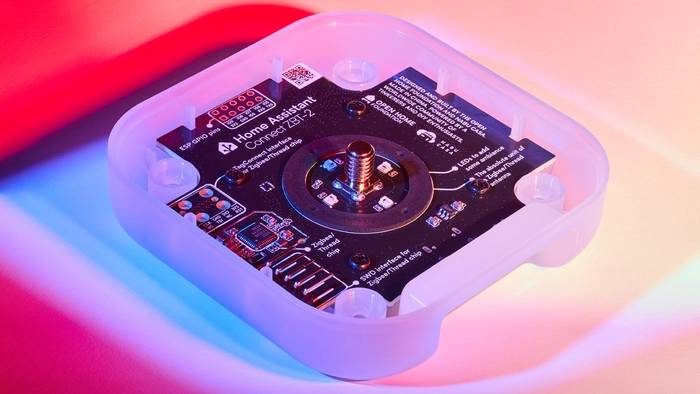 zbt-2 aperto con vista dell'interno con circuiti e scritte